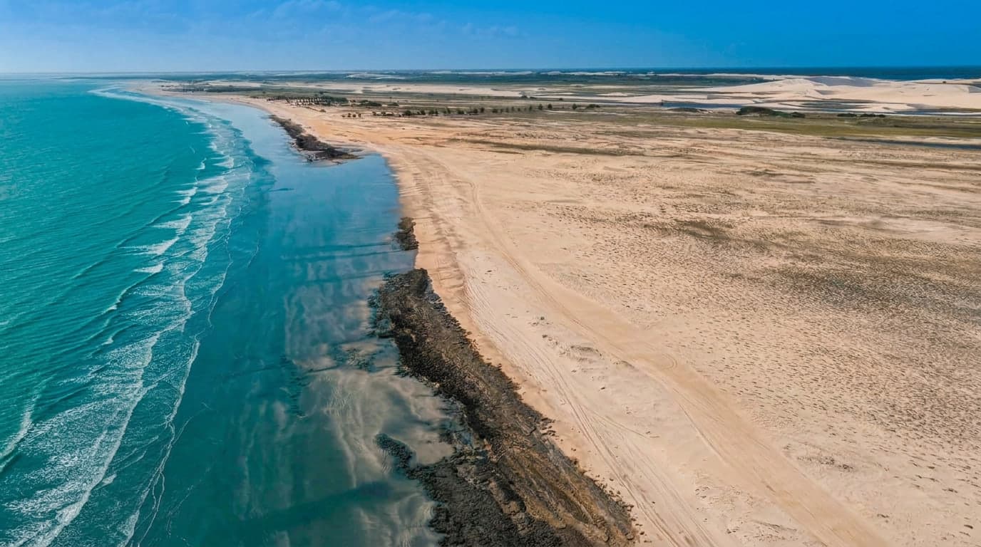 A frente-mar das Estâncias vista do alto, com a barreira de coral rente à praia