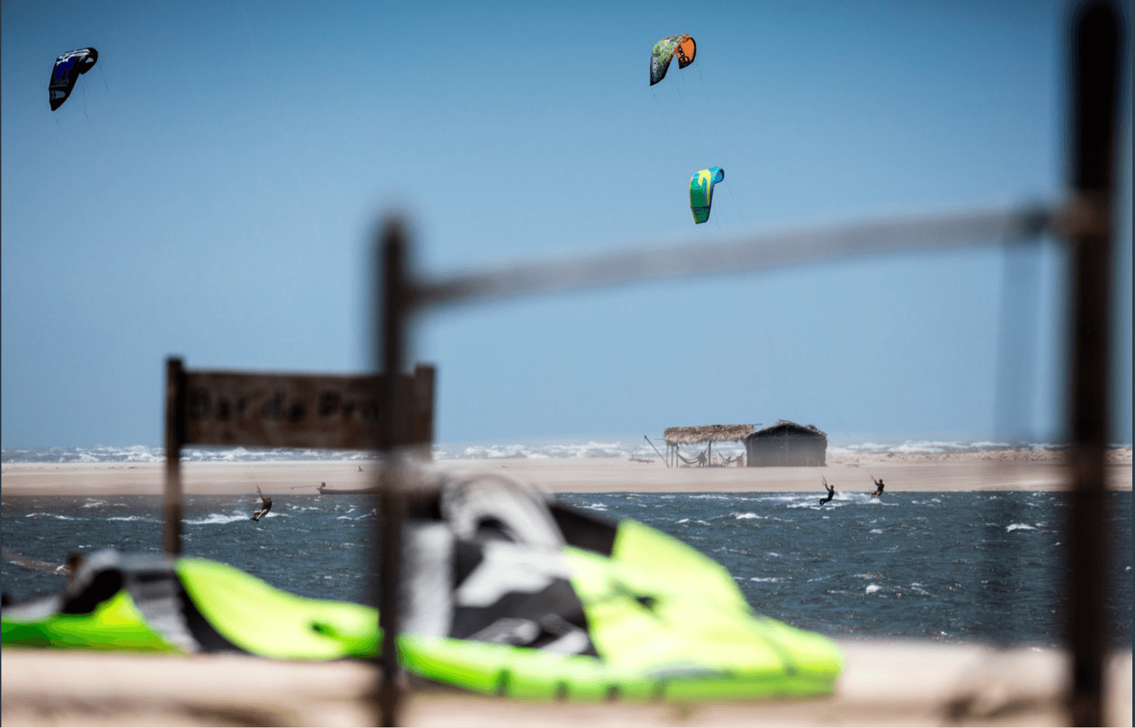 A descida de kite vento abaixo, ao longo da costa