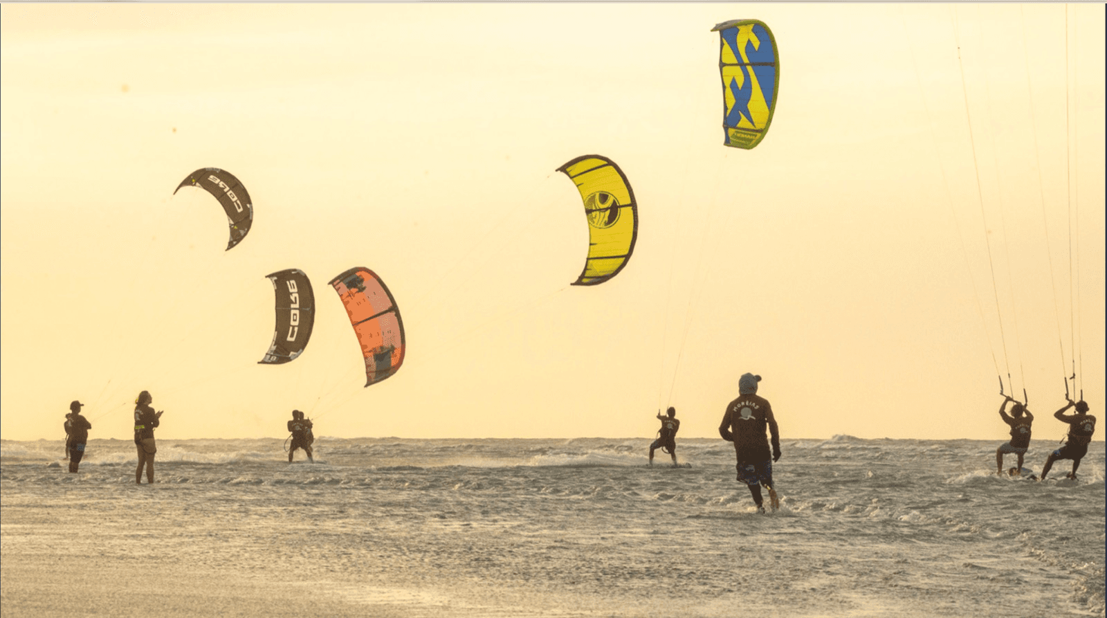 A escola de kite na praia de Moréias, ao pôr do sol