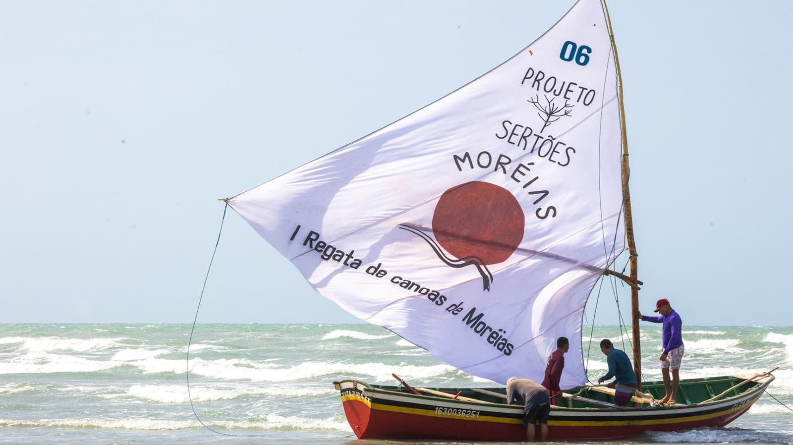 A jangada da regata de canoas, com a vela Moréias