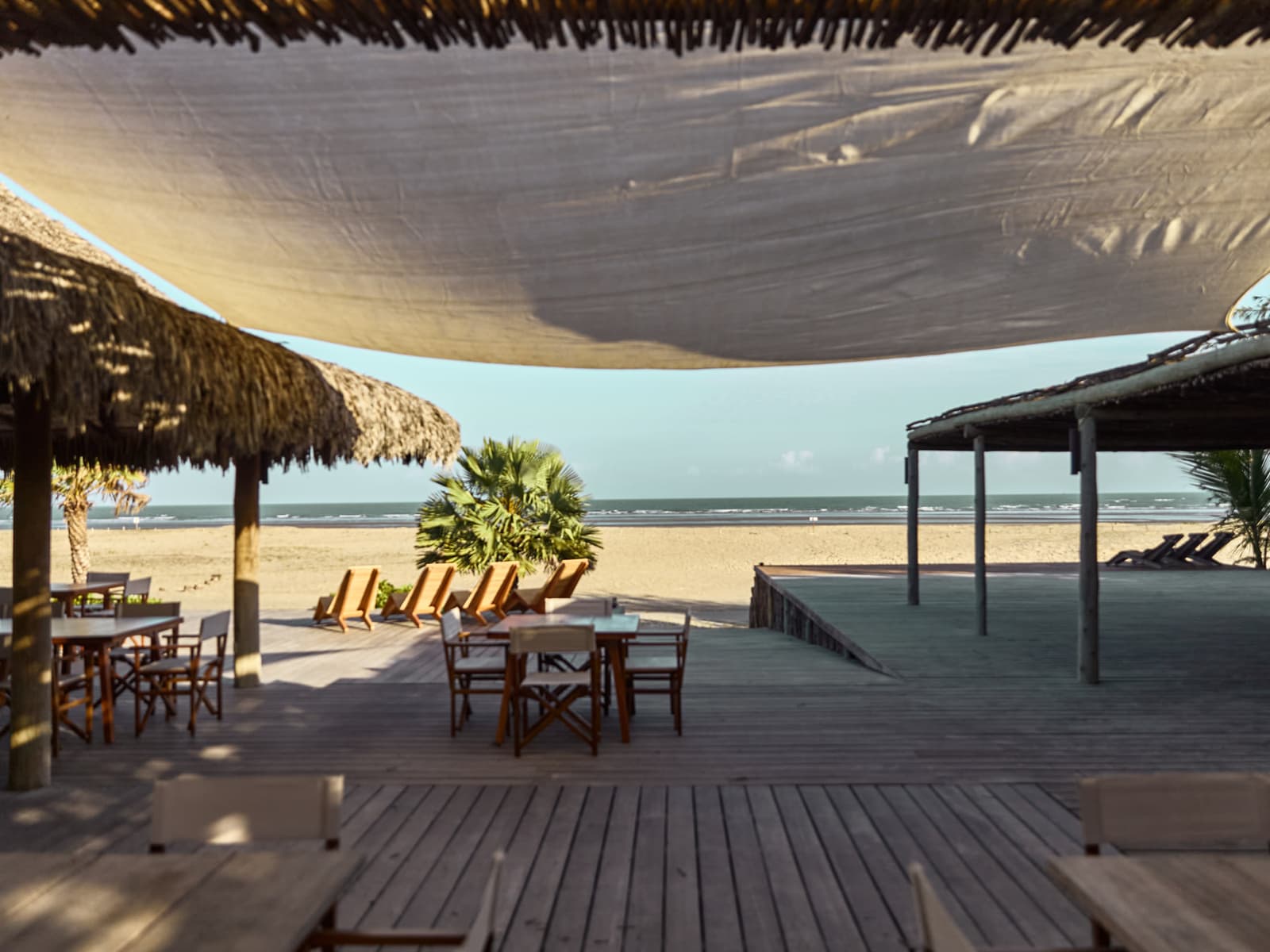 O deck do Orós, aberto para a praia