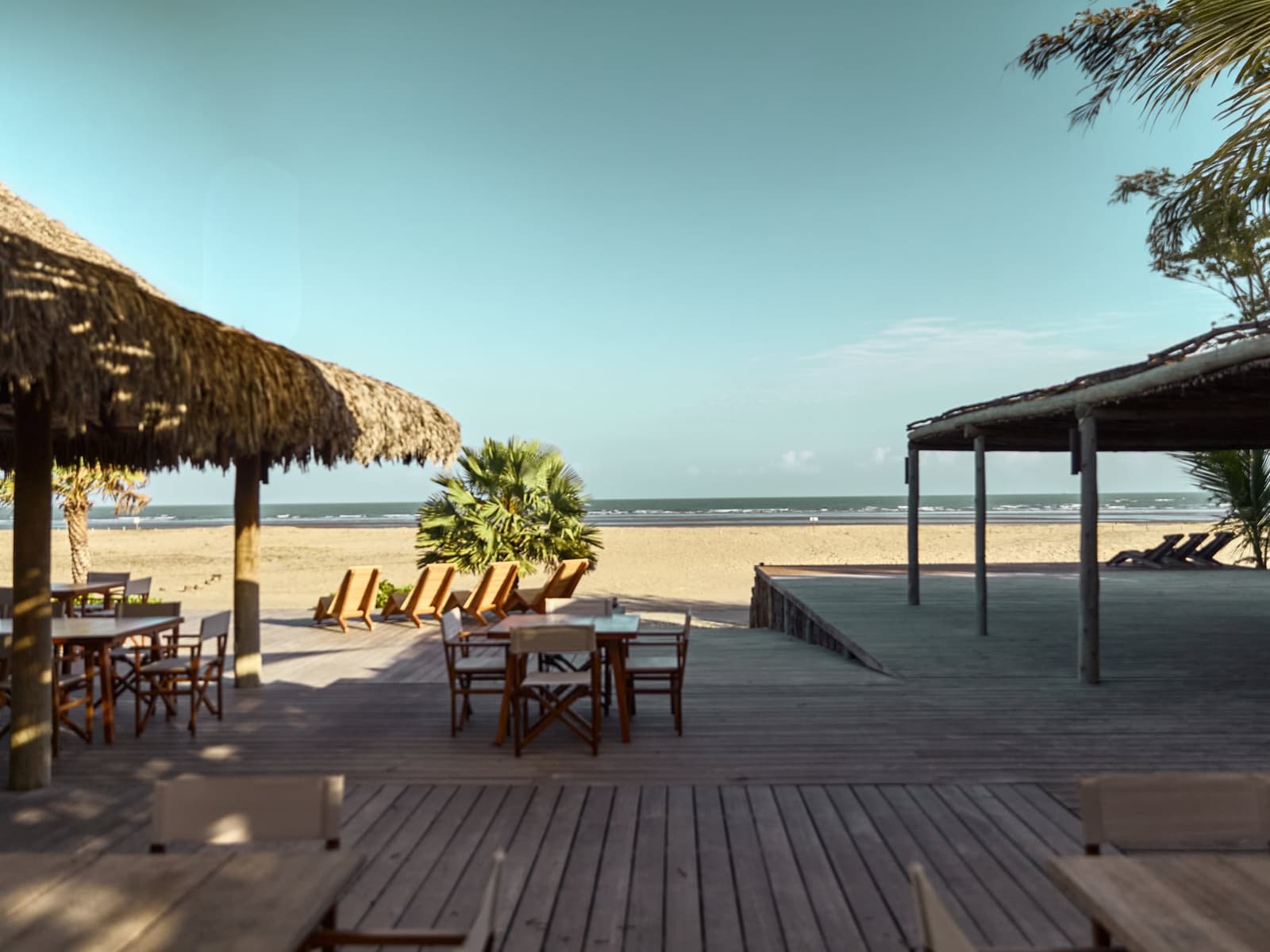 O deck do Orós, aberto para a praia