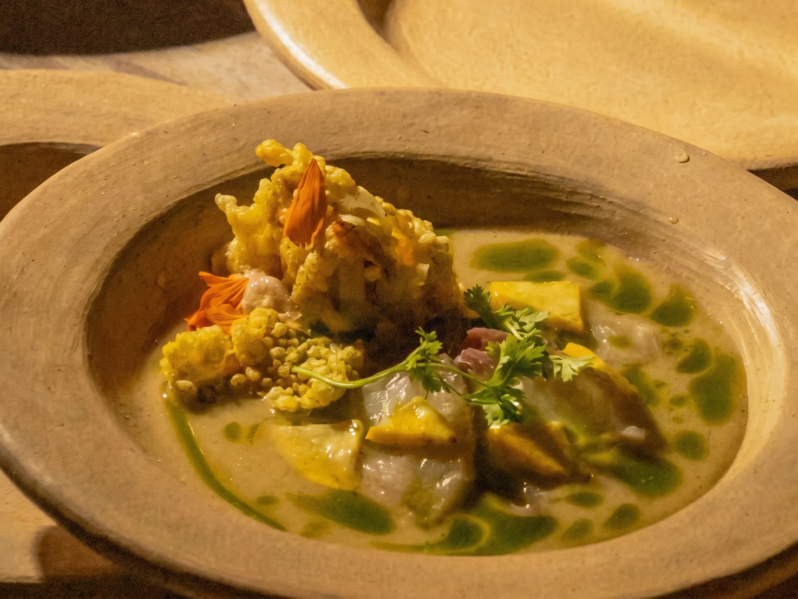 Peixe ao caldo verde com flores comestíveis