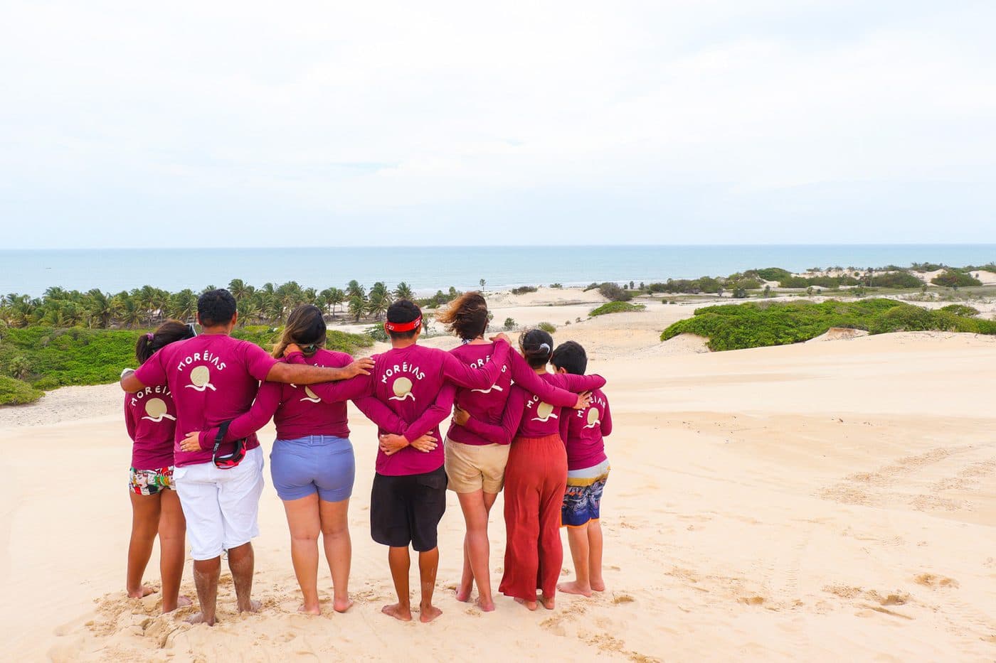 Crianças das comunidades vizinhas na praia de Moréias